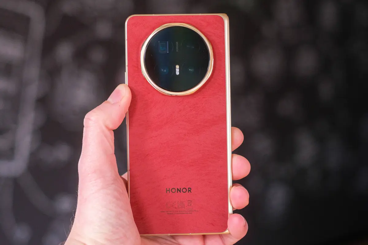 Das Finish verändert sich unter verschiedenen Lichtern