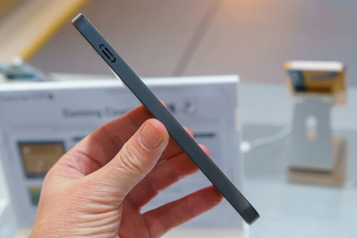 Flaches Design mit einem 6.210 mAh Akku im Inneren